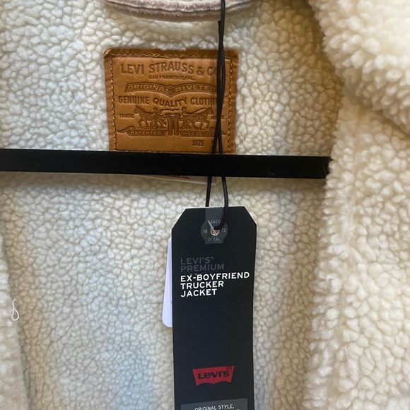 LEVIS Corduroy Sherpa Jacket-(FREE PEOPLE). Size SMALL - Picture 2 of 5